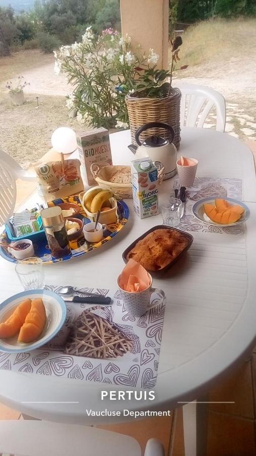 Les Cigales Bed & Breakfast Villelaure Dış mekan fotoğraf