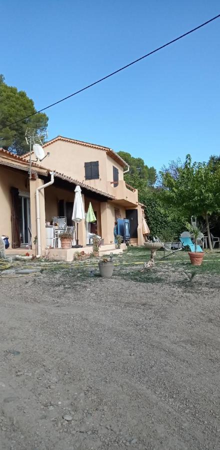 Les Cigales Bed & Breakfast Villelaure Dış mekan fotoğraf