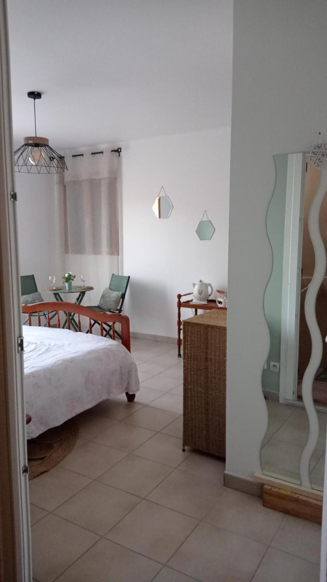 Les Cigales Bed & Breakfast Villelaure Dış mekan fotoğraf